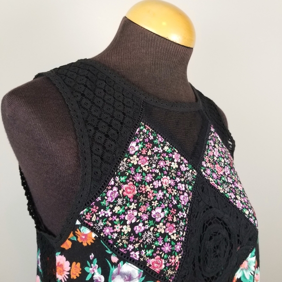 NWT Umgee flowy floral lace cutout sleeveless top - Picture 6 of 13